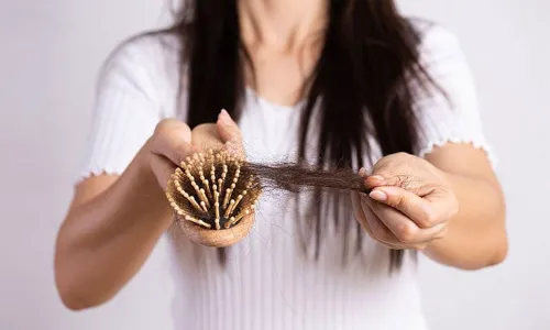 अगर आप भी हैं झड़ते बालों से परेशान, तो इन 6 शानदार टिप्स को जरूर करें फॉलो, बाल होंगे जड़ से मजबूत