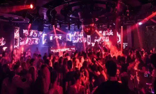 दुनिया का अनोखा नाइट क्लब, जहां संस्कृत में बजते हैं गाने, बीट्स पर झूम-झूमकर नाचते हैं लोग