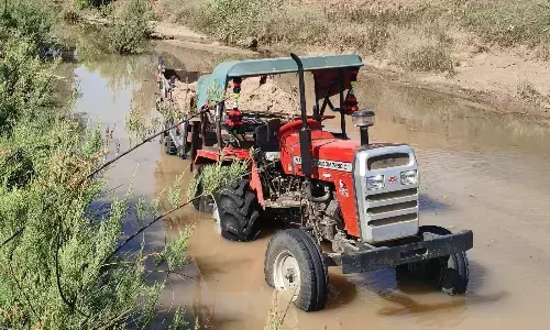 राजस्व अमले ने अवैध रेत से भरे ट्रैक्टर पकड़े, कोटवार को धक्का देकर ट्रैक्टर ले गए माफिया