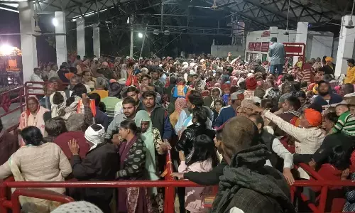 मौनी अमावस्या से एक दिन पहले चित्रकूट पहुंचे 3 लाख से ज्यादा श्रद्धालु मौनी अमावस्या से एक दिन पहले चित्रकूट पहुंचे 3 लाख से ज्यादा श्रद्धालु