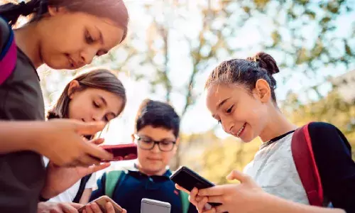 महाराष्ट्र में पढ़ाई की बजाय सोशल मीडिया पर बच्चों की सक्रियता है ज्यादा
