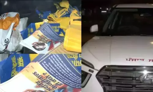 कोपरनिकस मार्ग पर खड़ी गाड़ी में मिली भारी मात्रा में कैश और AAP के पोस्टर, बीजेपी ने केजरीवाल को घेरा