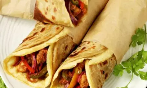 घर पर बनाना चाहते हैं मार्केट जैसा फ्रैंकी रोल, तो अपनाएं इस आसान सी रेसिपी को, बच्चे हो जाएंगे खुश घर पर बनाना चाहते हैं मार्केट जैसा फ्रैंकी रोल, तो अपनाएं इस आसान सी रेसिपी को, बच्चे हो जाएंगे खुश