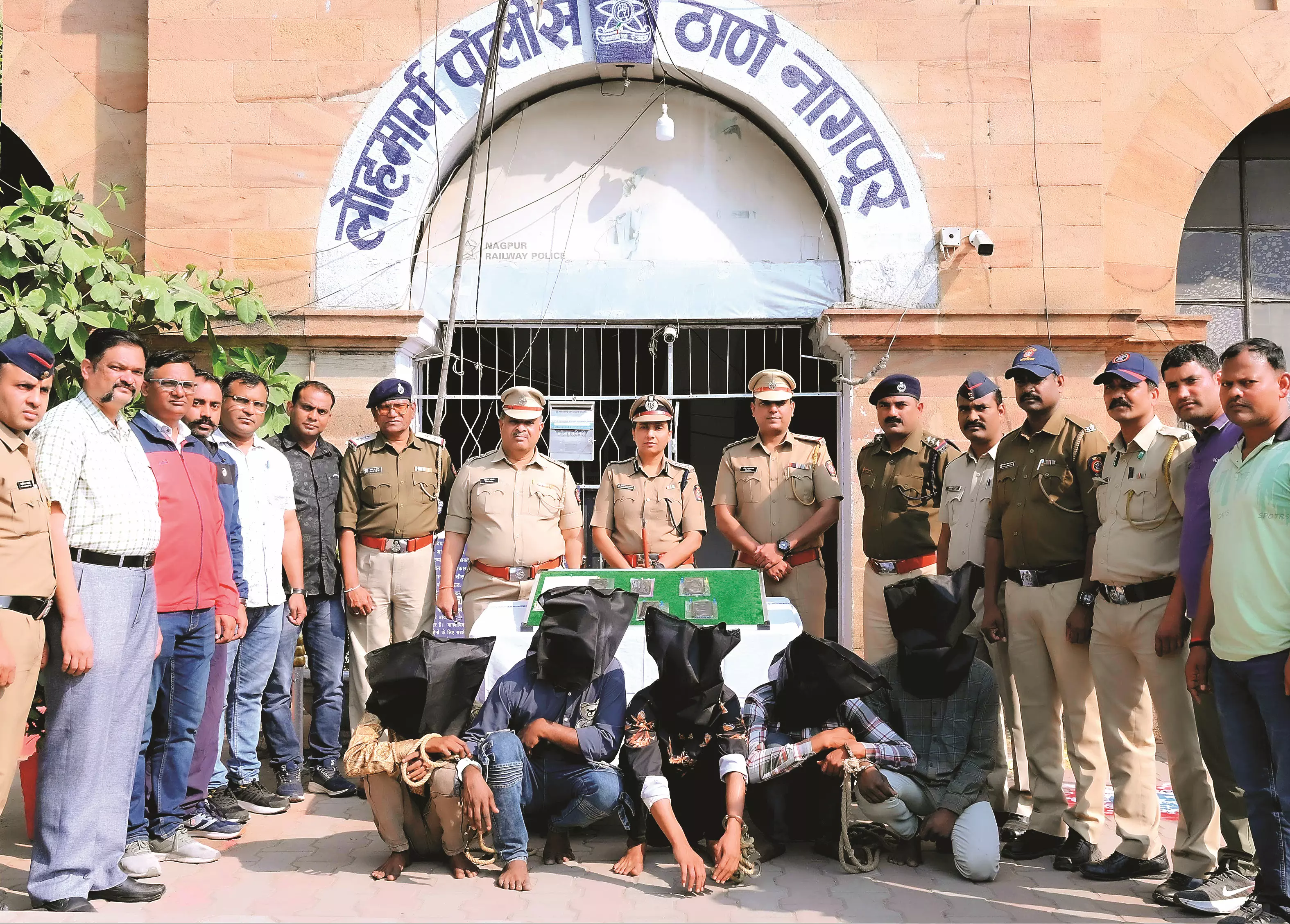 नागपुर रेलवे स्टेशन पर पकड़ाया यात्रियों का सामान चुराने वाला अंतरराज्यीय गिरोह नागपुर रेलवे स्टेशन पर पकड़ाया यात्रियों का सामान चुराने वाला अंतरराज्यीय गिरोह