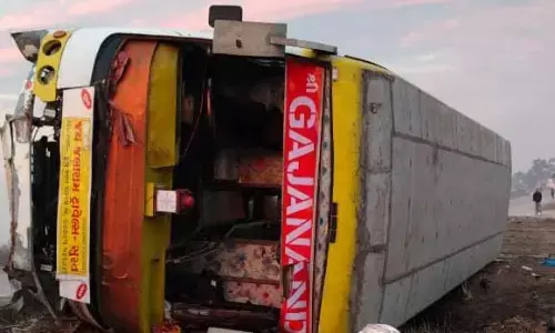 अलग-अलग सडक़ हादसों में 2 की मौत, 40 से ज्यादा यात्री घायल अलग-अलग सडक़ हादसों में 2 की मौत, 40 से ज्यादा यात्री घायल