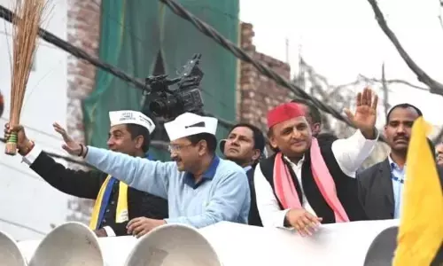 अखिलेश यादव ने आप उम्मीदवार के समर्थन में की रैली, हाथ में झाडू लेकर जनता से की वोट देने की अपील, BJP-कांग्रेस को लेकर कही दे ये बड़ी बात