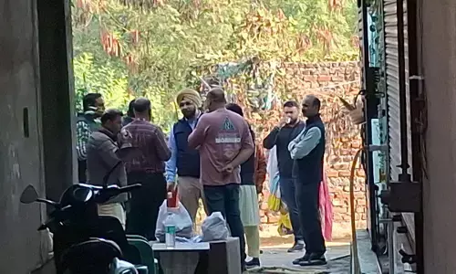 करोड़पति सीएमओ...दो दुकान दो मकान, घर में मिली महंगी कारें, आय से 220 फीसदी अधिक संपत्ति का खुलासा करोड़पति सीएमओ...दो दुकान दो मकान, घर में मिली महंगी कारें, आय से 220 फीसदी अधिक संपत्ति का खुलासा