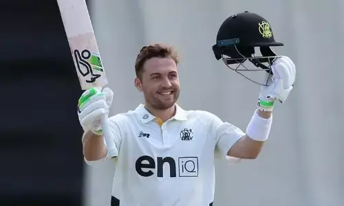 डेब्यू मैच में शतकवीर बने जोस इंग्लिस, शानदार पारी के बदौलत सुरेश रैना की इस खास कल्ब में मारी एंट्री