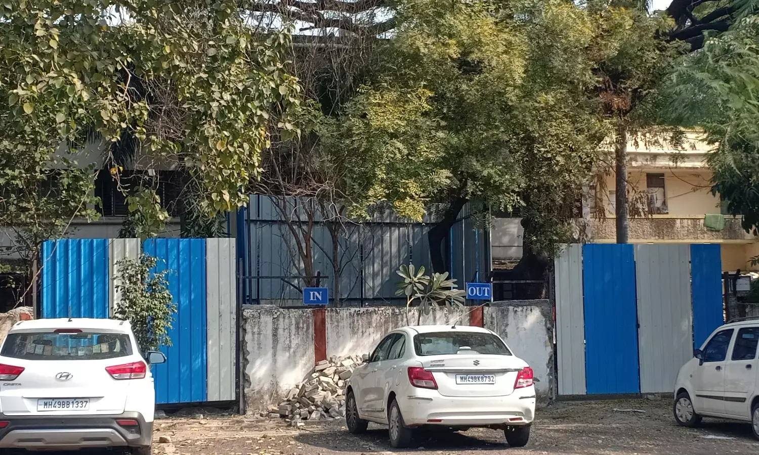 कलेक्ट्रेट में जाने के लिए पिछले हिस्से में तैयार हुए 2 द्वार
