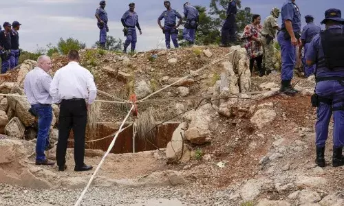 माली के कोउलिकोरो में भूस्खलन से सोने की खदान में भरा पानी, कई श्रमिकों की मौत माली के कोउलिकोरो में भूस्खलन से सोने की खदान में भरा पानी, कई श्रमिकों की मौत