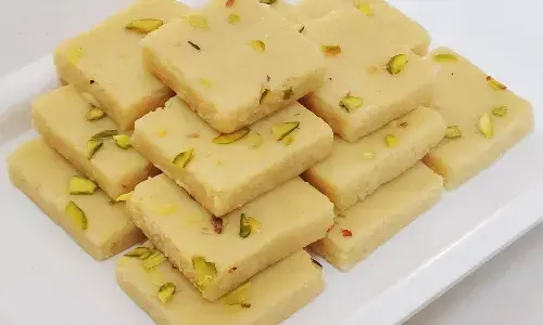 मिनटों में घर पर बनाएं स्वादिष्ट मावा बर्फी, त्योहार का मजा हो जाएगा दुगना