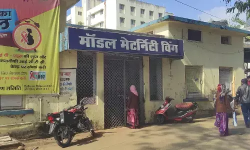 गर्भवती महिलाओं को बाजार से खरीदकर देना पड़ रहा ग्लब्स, तब हो पा रही जांच गर्भवती महिलाओं को बाजार से खरीदकर देना पड़ रहा ग्लब्स, तब हो पा रही जांच