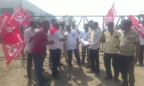 मांगों को लेकर रूपमाता गुड़ फैक्ट्री के सामने किसानों का विरोध प्रदर्शन