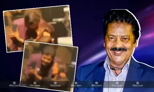 लाइव शो के दौरान उदित नारायण ने फीमेल फैन को किया स्मूच, वीडियो वायरल होते ही सोशल मीडिया पर मच गया बवाल