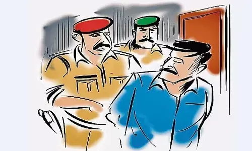 ज्वेलरी शॉप में चोरी के 4 आरोपी पुलिस के हत्थे चढ़े, इनमें दो बदमाश नाबालिग भी ज्वेलरी शॉप में चोरी के 4 आरोपी पुलिस के हत्थे चढ़े, इनमें दो बदमाश नाबालिग भी