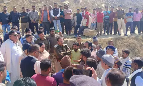 नहर की मिट्टी धंसने से ग्रामीण की मौत का मामला, 50 लाख रुपए के मुआवजे को लेकर 22 घंटे तक चला हंगामा नहर की मिट्टी धंसने से ग्रामीण की मौत का मामला, 50 लाख रुपए के मुआवजे को लेकर 22 घंटे तक चला हंगामा