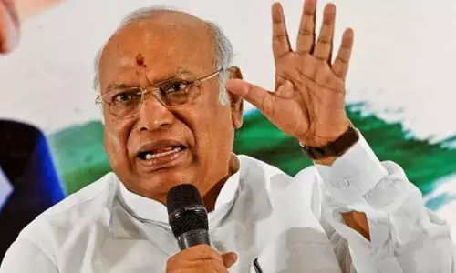 नौ सौ चूहे खाए बिल्ली चली हज को! मल्लिकार्जुन खरगे ने मोदी सरकार के बजट पर किया कटाक्ष, गिनाई ये 12 खामियां नौ सौ चूहे खाए बिल्ली चली हज को! मल्लिकार्जुन खरगे ने मोदी सरकार के बजट पर किया कटाक्ष, गिनाई ये 12 खामियां