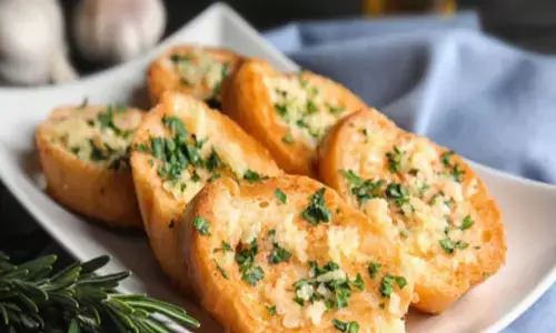 घर पर नहीं है ओवन तब भी आराम से बना पाएंगे चीज गार्लिक ब्रेड, इस रेसिपी और टिप्स को करें ट्राई