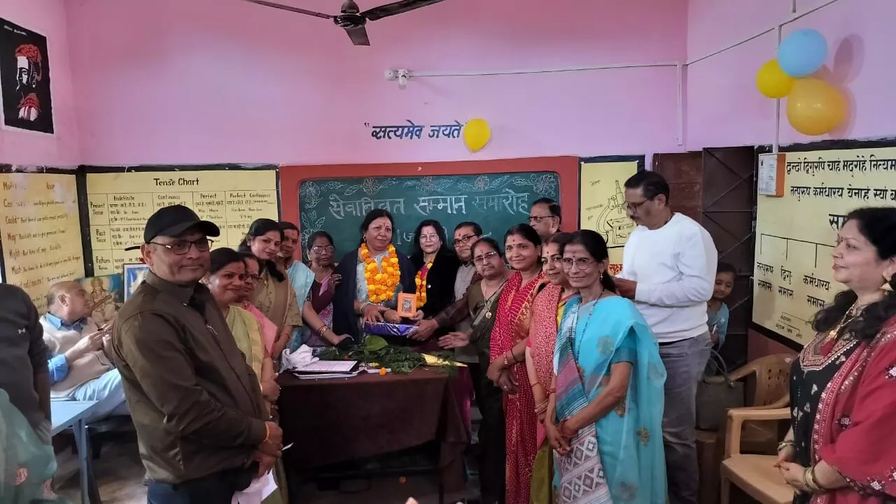 शिक्षिका नीलम खरे की सेवानिवृत्त होने पर कार्यक्रम आयोजित कर दी विदाई शिक्षिका नीलम खरे की सेवानिवृत्त होने पर कार्यक्रम आयोजित कर दी विदाई
