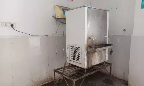 वॉटरकूलर में बजबजा रही गंदगी, कहीं और बीमार न कर दें यह पेयजल, मरीज और परिजनों के लिए शुद्ध पेयजल की नहीं है व्यवस्था वॉटरकूलर में बजबजा रही गंदगी, कहीं और बीमार न कर दें यह पेयजल, मरीज और परिजनों के लिए शुद्ध पेयजल की नहीं है व्यवस्था