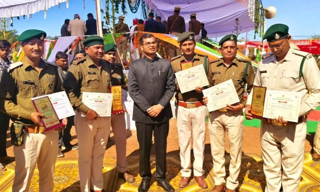 वनरक्षकों को उत्कृष्ट कार्य के लिए किया गया सम्मानित वनरक्षकों को उत्कृष्ट कार्य के लिए किया गया सम्मानित