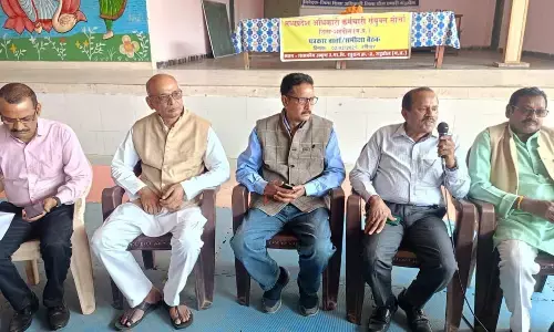 कार्यपालिका की रीढ़ कर्मचारियों को कमजोर कर रही सरकार