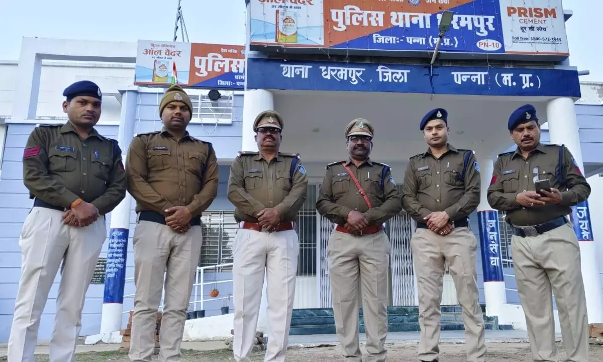 पुलिस ने पकडे आठ जुआरी, १०५०० रूपए किये जप्त पुलिस ने पकडे आठ जुआरी, १०५०० रूपए किये जप्त