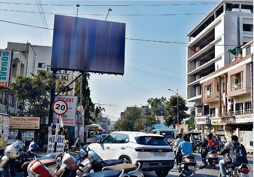 घरों के सामने टाँग रहे डेंजरस यूनिपोल परिवारों पर 24 घंटे मंडरा रहा खतरा घरों के सामने टाँग रहे डेंजरस यूनिपोल परिवारों पर 24 घंटे मंडरा रहा खतरा
