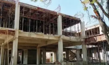 नेकनूर कुटीर अस्पताल में स्लैब प्लेट गिरने से मजदूर की दर्दनाक मौत