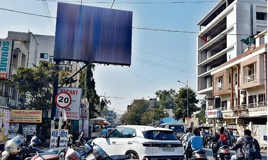 घरों के सामने टाँग रहे डेंजरस यूनिपोल परिवारों पर 24 घंटे मंडरा रहा खतरा