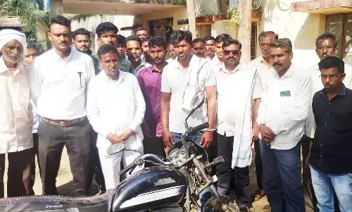 सिंचाई के लिए पानी की मांग लेकर गोसीखुर्द परियोजना कार्यालय पहुंचे किसान