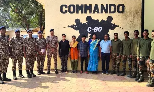 28 लाख के इनामी चार नक्सलियों ने किया पुलिस के समक्ष सरेंडर