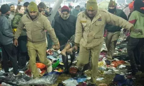 महाकुंभ भगदड़ को लेकर गरमाई सियासत, विपक्ष ने सरकार पर लगाया मृतकों के आंकड़े छिपाने का आरोप, जानें कौन करता है शवों की गिनती महाकुंभ भगदड़ को लेकर गरमाई सियासत, विपक्ष ने सरकार पर लगाया मृतकों के आंकड़े छिपाने का आरोप, जानें कौन करता है शवों की गिनती