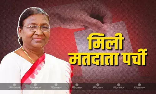 चुनावी तैयारियां पूरी, सीईओ, पर्यवेक्षक और बीएलओ ने राष्ट्रपति द्रौपदी मुर्मु को सौंपी मतदाता सूचना पर्ची