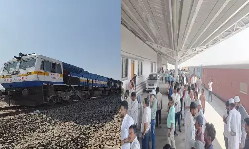 आजादी के 78 बरस में बीड़ स्टेशन पर पहली बार सुनाई दी ट्रेन की सीटी, रहवासियों ने किया स्वागत आजादी के 78 बरस में बीड़ स्टेशन पर पहली बार सुनाई दी ट्रेन की सीटी, रहवासियों ने किया स्वागत