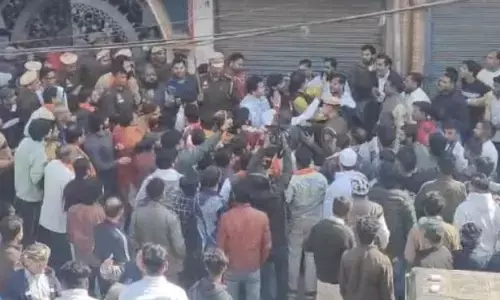 जंग का अखाड़ा बना दिल्ली चुनाव, वोटिंग के दौरान पैसे बांटने और फर्जी वोटिंग कराने के लगे आरोप