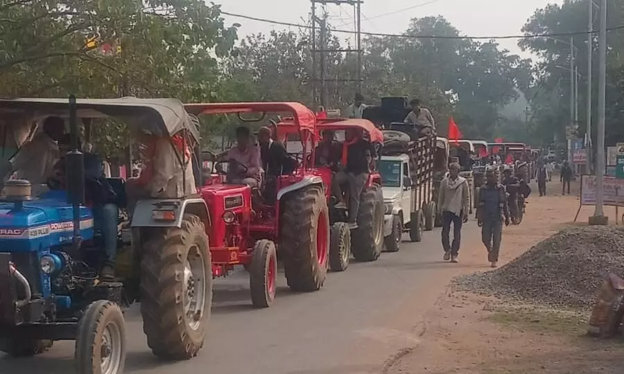 समस्याओं को लेकर किसानों ने किया प्रदर्शन, निकाली ट्रैक्टर रैली समस्याओं को लेकर किसानों ने किया प्रदर्शन, निकाली ट्रैक्टर रैली