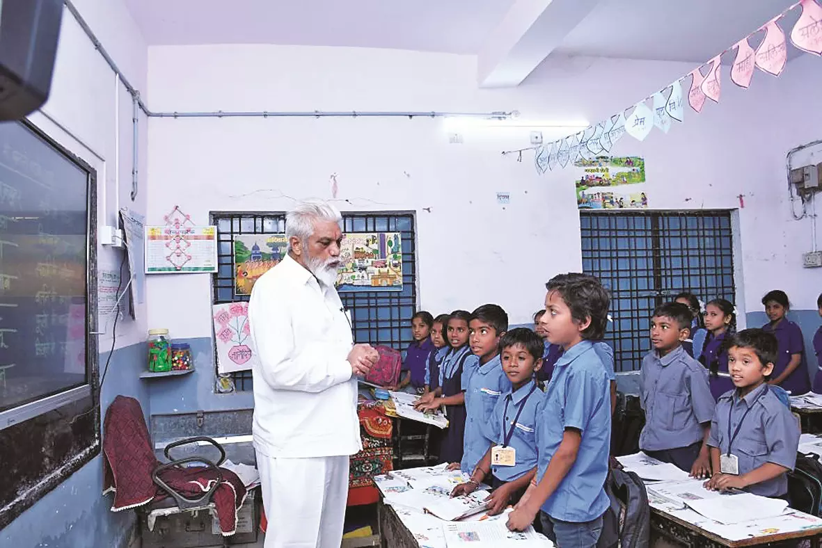 स्कूल शिक्षा मंत्री पहुंचे मनपा के स्कूल , कक्षाओं का निरीक्षण स्कूल शिक्षा मंत्री पहुंचे मनपा के स्कूल , कक्षाओं का निरीक्षण