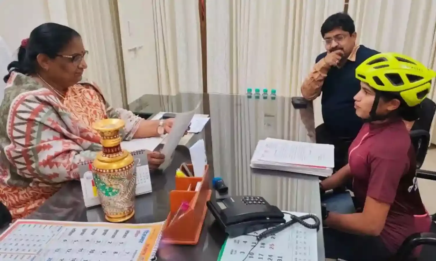 मंत्री भूरिया से मिली सोलो महिला साइक्लिस्ट आशा मालवीय