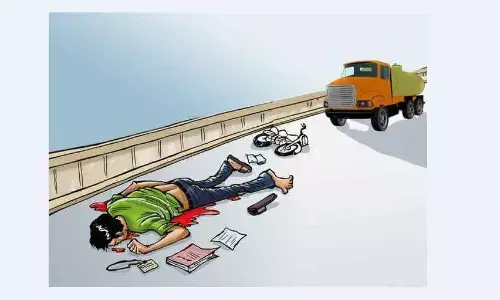 सिंहपुर मार्ग पर तेज रफ्तार ट्रक की टक्कर लगने से राहगीर की मौत सिंहपुर मार्ग पर तेज रफ्तार ट्रक की टक्कर लगने से राहगीर की मौत