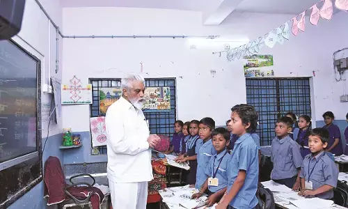 स्कूल शिक्षा मंत्री पहुंचे मनपा के स्कूल , कक्षाओं का निरीक्षण