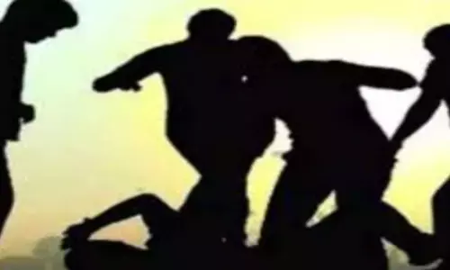 वाल्मीक कराड की खबरें देख रहे युवक को जमकर पीटा, गंभीर रूप से हुआ घायल वाल्मीक कराड की खबरें देख रहे युवक को जमकर पीटा, गंभीर रूप से हुआ घायल