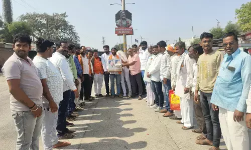 शिवाजी महाराज पर आपत्तिजनक बयान से आक्रोश, सोलापुरकर के पुतले पर जूते मारे शिवाजी महाराज पर आपत्तिजनक बयान से आक्रोश, सोलापुरकर के पुतले पर जूते मारे