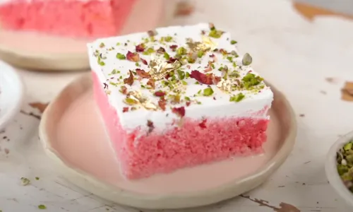 रोज डे को बनाना चाहते हैं यादगार, तो अपने पार्टनर के लिए जरूर बनाएं मिल्क रोज केक, रेसिपी है काफी सिंपल