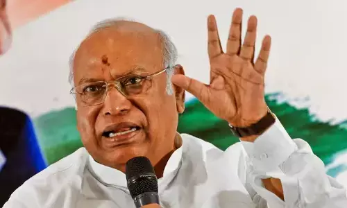 केंद्र सरकार पर हमलावार कांग्रेस अध्यक्ष मल्लिकार्जुन खरगे, बेरोजगारी ,महंगाई समेत अन्य नीतियों पर जमकर घेरा केंद्र सरकार पर हमलावार कांग्रेस अध्यक्ष मल्लिकार्जुन खरगे, बेरोजगारी ,महंगाई समेत अन्य नीतियों पर जमकर घेरा