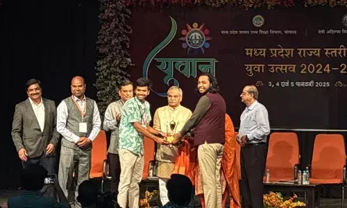 एमसीयू के विद्यार्थी ओमकार, उद्यांश, हर्षिता ने इंदौर में जीता पुरस्कार