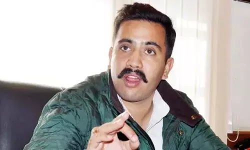 अप्रवासी भारतीयों के बेड़ियों में बंधे होने पर कांग्रेस नेता ने विक्रमादित्य सिंह उठाए सवाल, कहा- भारत सरकार को भेजना चाहिए था अपना विमान