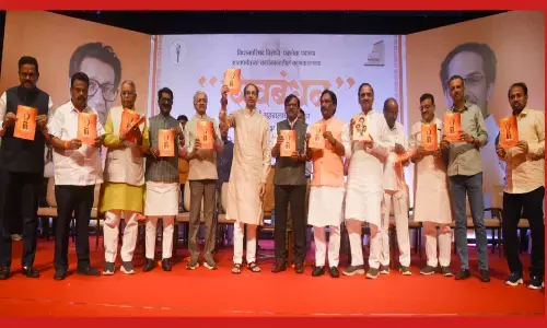 शिवसेना यूबीटी के सांसदों ने दिखाई एकजुटता, कहा - टाइगर अभी जिंदा है