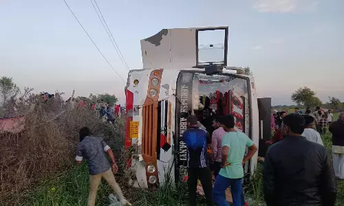 प्रयागराज जा रही यात्री बस पलटी, 15 घायल, बिरसिंहपुर के पास हुआ हादसा, 4 की हालत गंभीर