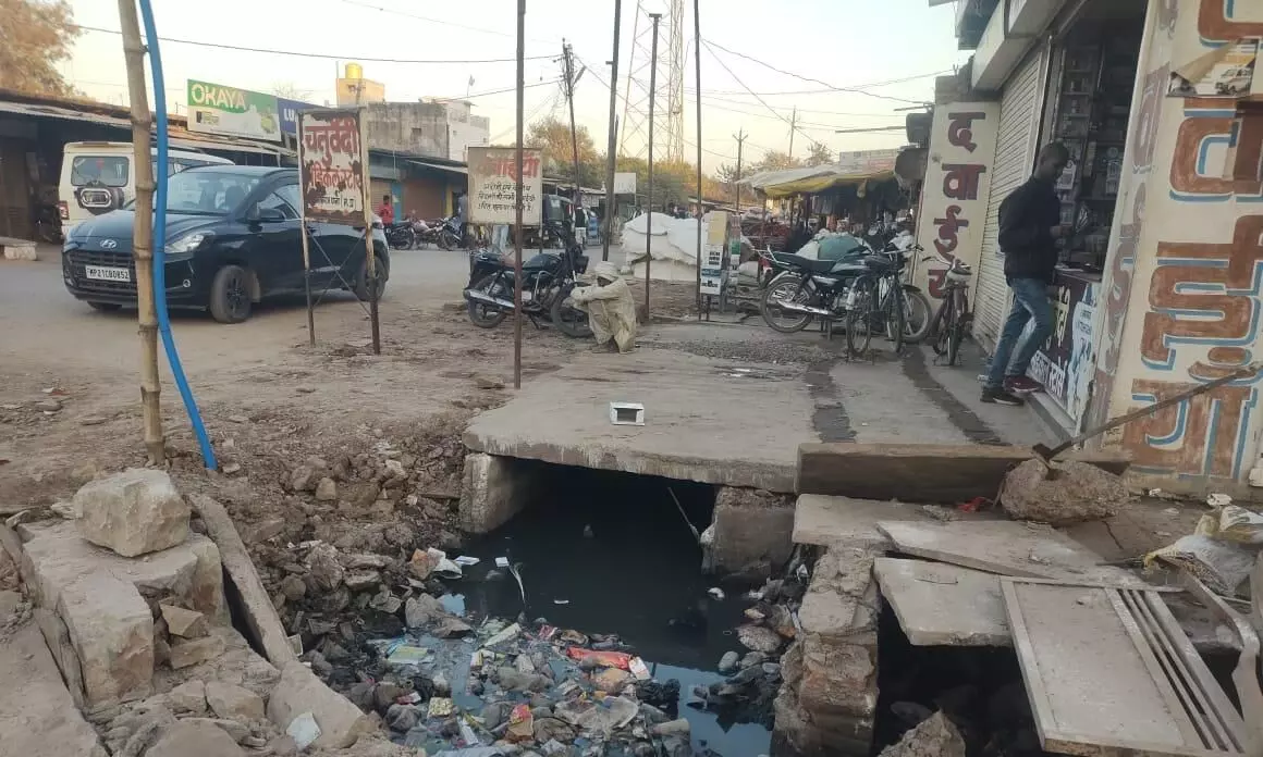 अमानगंज बस स्टैंड मोड पर खुली पड़ी नाली, लोगों को हो रही परेशानी अमानगंज बस स्टैंड मोड पर खुली पड़ी नाली, लोगों को हो रही परेशानी